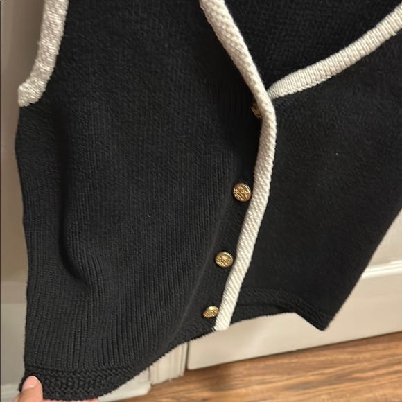 Abercrombie & Fitch Black and White Knit Top - Picture 3 of 3